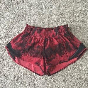 Lululemon Hotty Hot Women's Red Tie-Dye Shorts. Size 4.